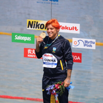 Ana Marcela Cunha é bicampeã dos 5 km em águas abertas no Mundial de Esportes Aquáticos