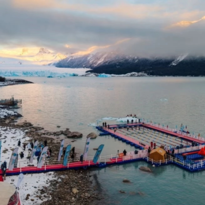 Piscina flutuante em meio às águas congelantes do Glaciar Perito Moreno recebe o Mundial de Natação de Inverno 2026