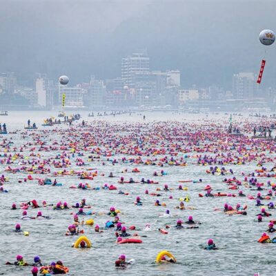 🌏🏊‍♂️ MAIS DE 21 MIL NADADORES TOMAM CONTA DE SUN MOON LAKE, EM TAIWAN!